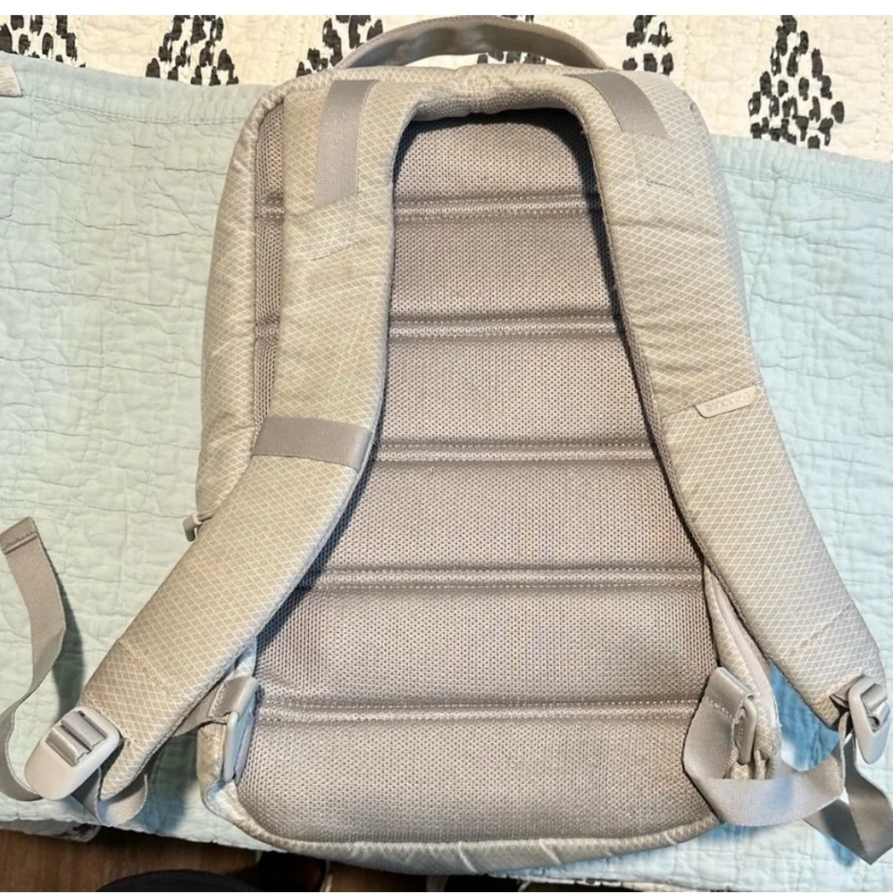 NWOT Incase backpack - Picture 5 of 7